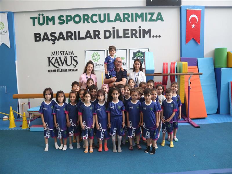 MERAM BELEDİYESPOR KULÜBÜ | BAŞKAN KAVUŞ, YAZ SPOR OKULU ÖĞRENCİLERİYLE BULUŞTU